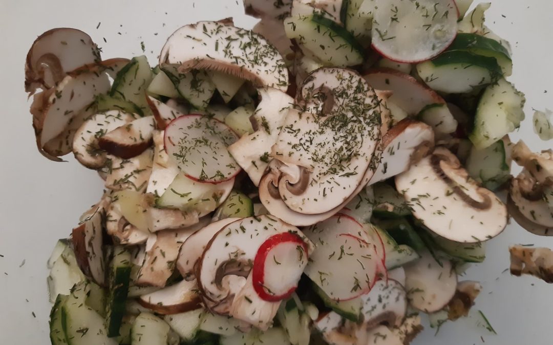 Salade concombre champignons de Paris radis roses