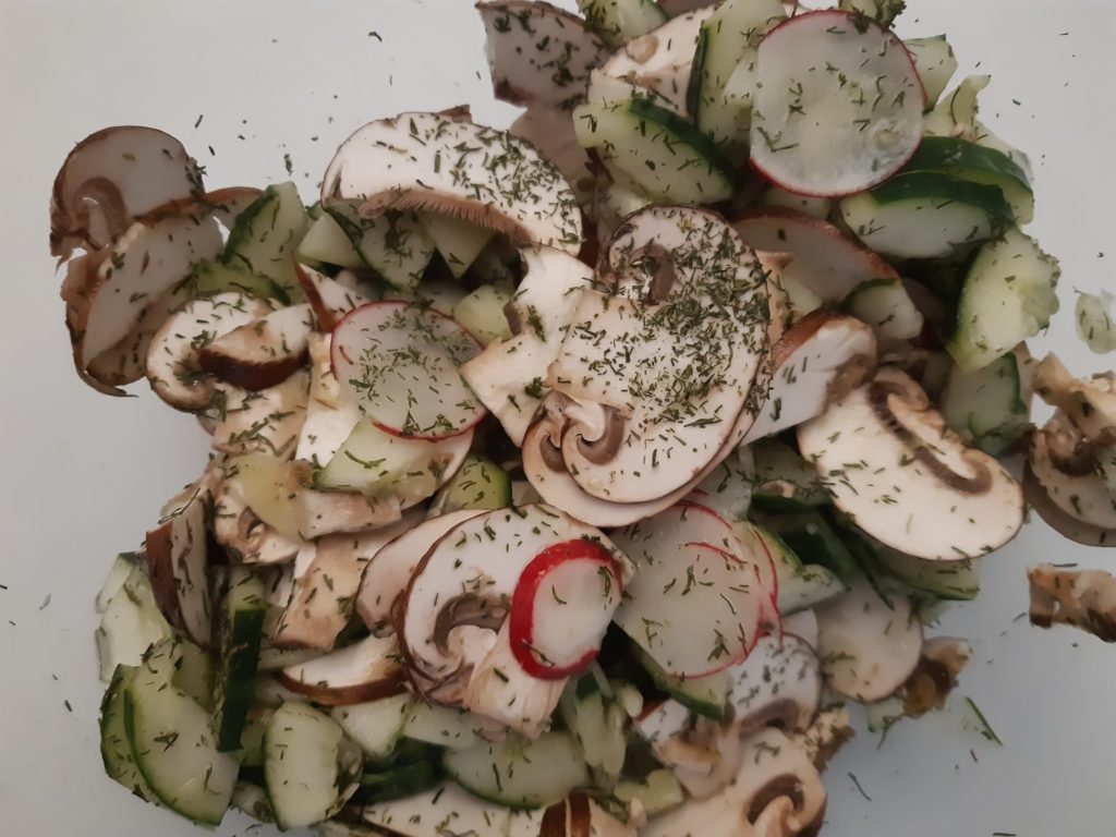 Salade concombre champignons de Paris radis roses